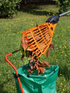 Magic Fly® Leaf Rake -Gardeners Supply Company 3 4 crop 8611047 05V tif