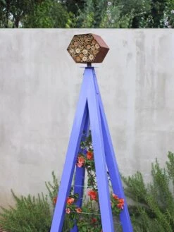 Bee Bungalow + Akoris Garden Tuteur Sr. 17 Bee Bungalow + Akoris Garden Tuteur Sr. -Gardeners Supply Company 8600532 02V tif