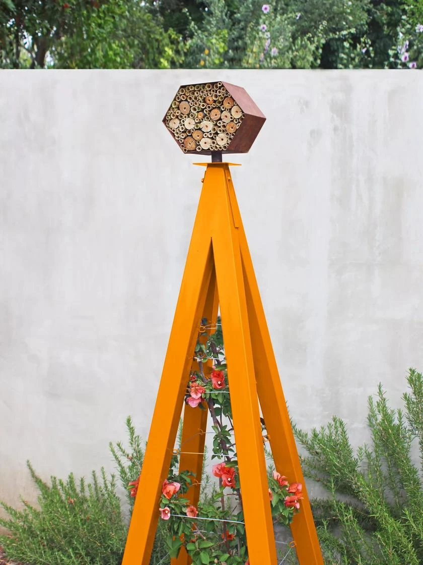 Bee Bungalow + Akoris Garden Tuteur Sr. 3 Bee Bungalow + Akoris Garden Tuteur Sr.