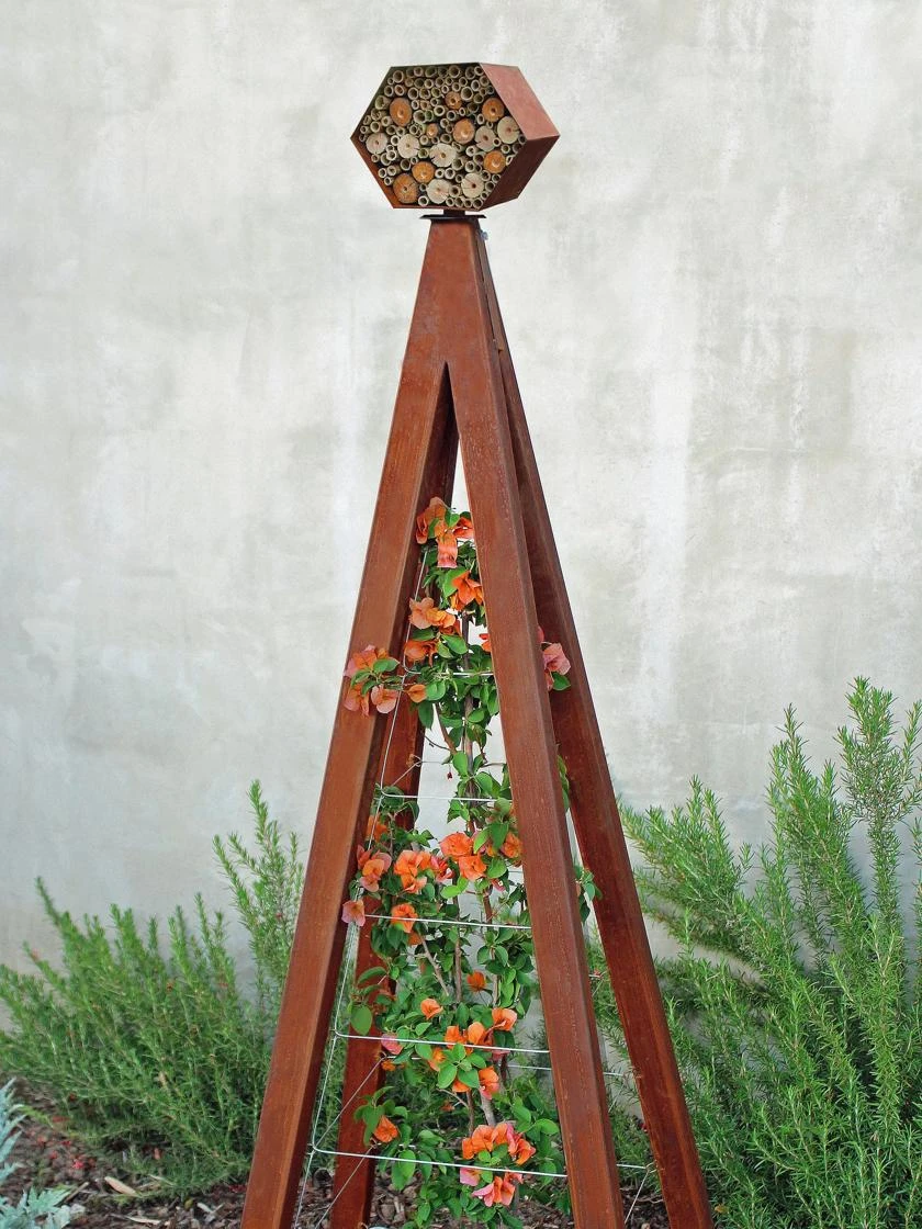 Bee Bungalow + Akoris Garden Tuteur Sr. 5 Bee Bungalow + Akoris Garden Tuteur Sr. - Image 3