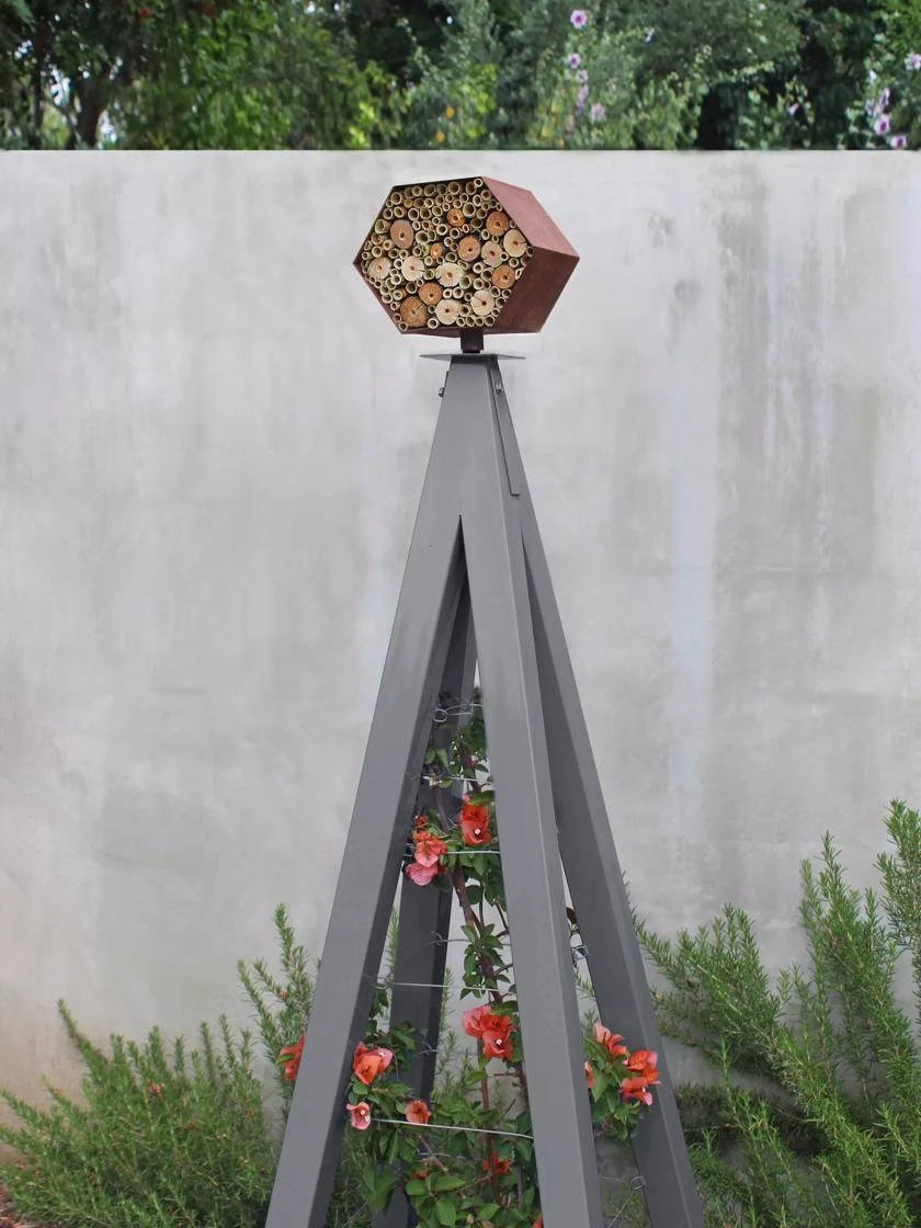 Bee Bungalow + Akoris Garden Tuteur Sr. 4 Bee Bungalow + Akoris Garden Tuteur Sr. - Image 2