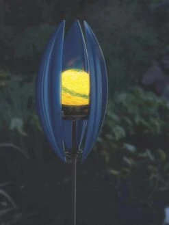 Wind Powered Garden Spinner Light -Gardeners Supply Company 8600622 02V tif