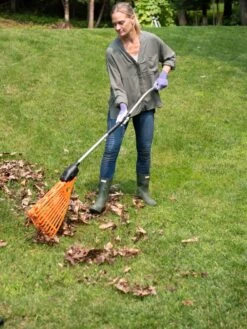 Magic Fly® Leaf Rake -Gardeners Supply Company 8611047 028 tif